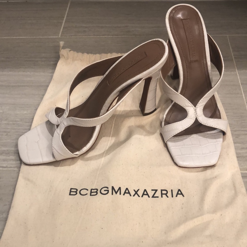 BCBGMAXAZRIA white sandals with heel SZ 7
